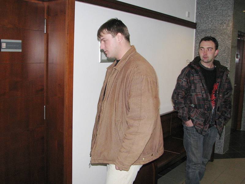 Pětadvacetiletý Tomáš Ježowicz přichází k jednání soudu. 