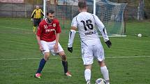 Fotbalisté Jablunkova (v bílém) na domácí půdě potvrdili roli favorita, když Lučinu porazili 4:1. 