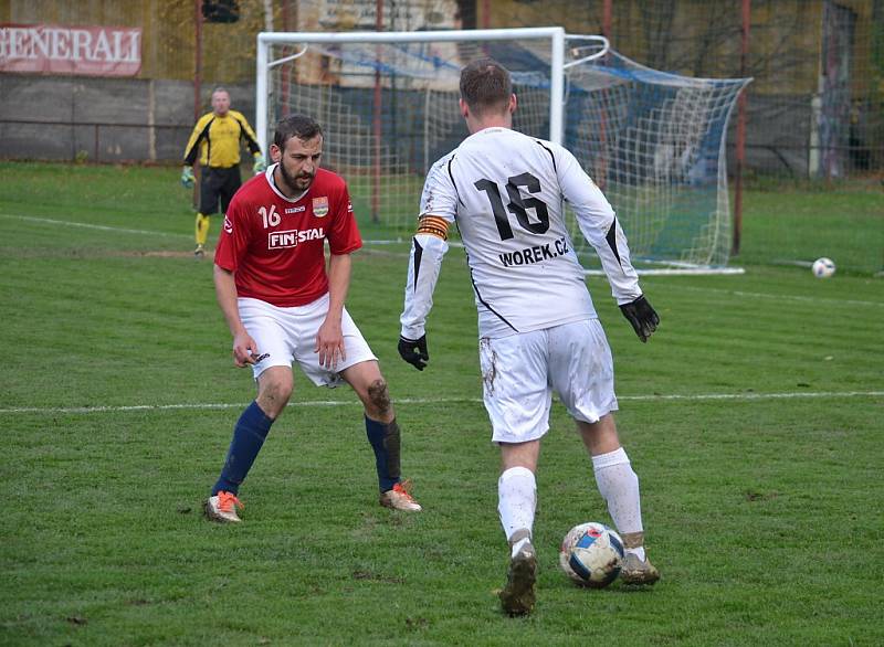 Fotbalisté Jablunkova (v bílém) na domácí půdě potvrdili roli favorita, když Lučinu porazili 4:1. 