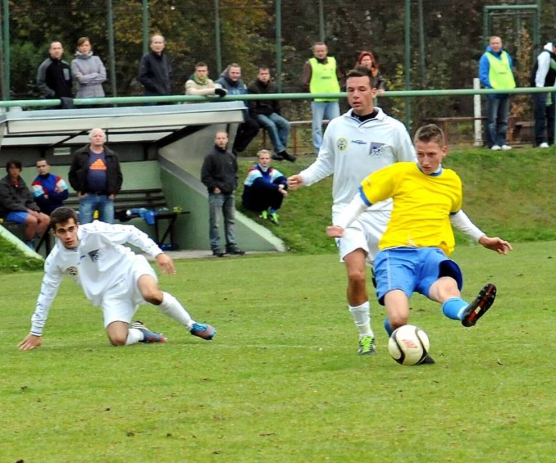 Kozlovičtí fotbalisté (žluté dresy) dokázali domácí duel s Jakubčovicemi zvrátit po změně stran.