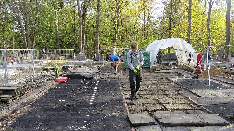 Archeologové prohledávají místo, kde stál kostel v Třinci-Gutech.