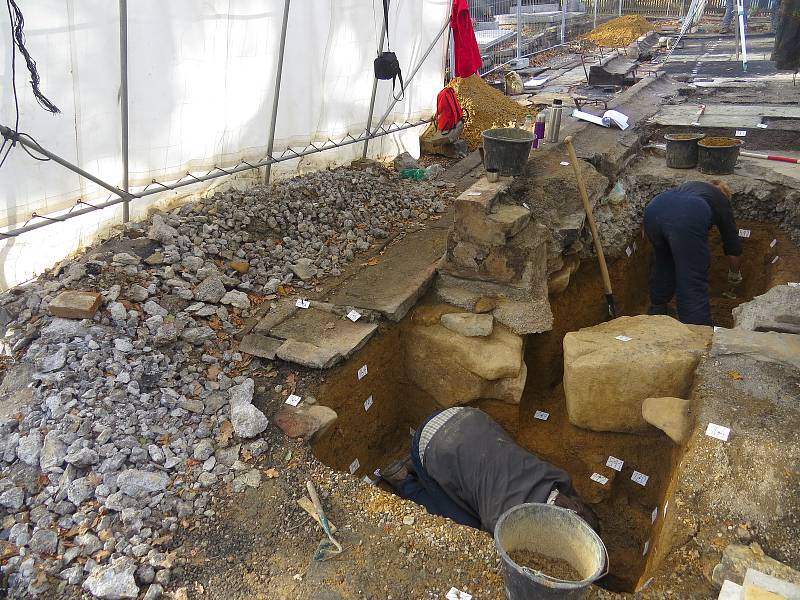 Archeologové prohledávají místo, kde stál kostel v Třinci-Gutech.