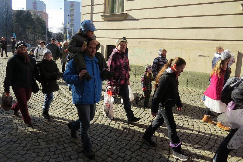 Masopustní průvod masek, který byl doprovázen živou hudbou, prošel Tržní ulicí k Základní umělecké škole, pokračoval kolem prodejny Albert na Antonínovo náměstí, odkud zamířil ke kostelu sv. Jakuba a zpět.