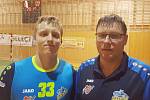 V sedmnácti si Matěj Mazur (vlevo) užívá zápasy v nejvyšší házenkářské soutěži. Z lavičky mu udílí pokyny jeho táta Petr. Oba si vzájemnou spolupráci pochvalují.