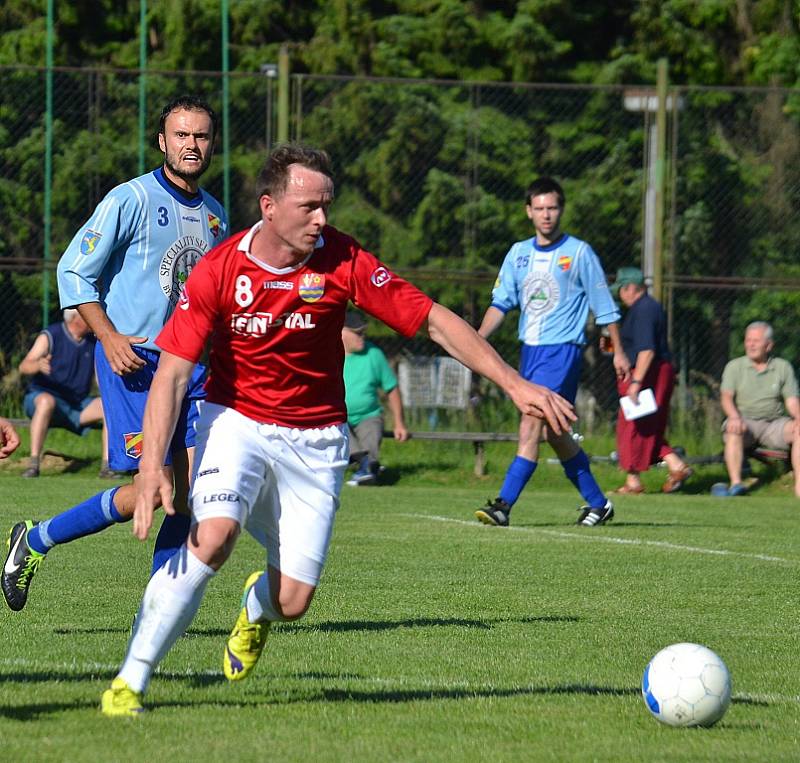 V derby mezi domácí Lučinou a hosty z Dobré se z vítězství 1:0 nakonec radovali hráči v modrých dresech.