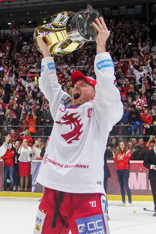 Finále play off hokejové extraligy - 6. zápas HC Oceláři Třinec - Bílí Tygři Liberec, 28. dubna 2019 v Třinci. Na snímku radost Třince.