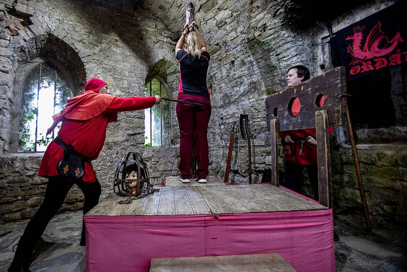 Pěkné počasí přilákalo do obory a na hrad Hukvaldy mnoho návštěvníků. Samotný hrad a jeho okolí využili i filmaři, kteří zde natáčeli historický film, 15. května 2021 Hukvaldy.