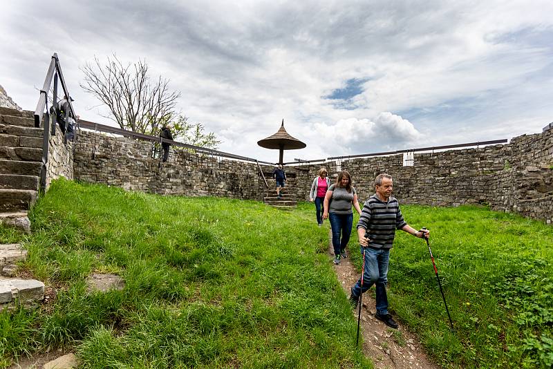 Pěkné počasí přilákalo do obory a na hrad Hukvaldy mnoho návštěvníků. Samotný hrad a jeho okolí využili i filmaři, kteří zde natáčeli historický film, 15. května 2021 Hukvaldy.