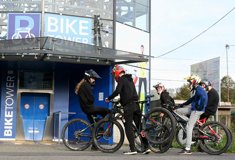 Třinec, 21. října 2020. Odpoledne posledního dne před dalším plošným zpřísněním opatření proti čínské nákaze.