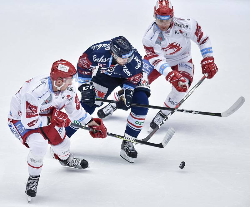 Hokejové derby Třinec - Vítkovice (v modrém).