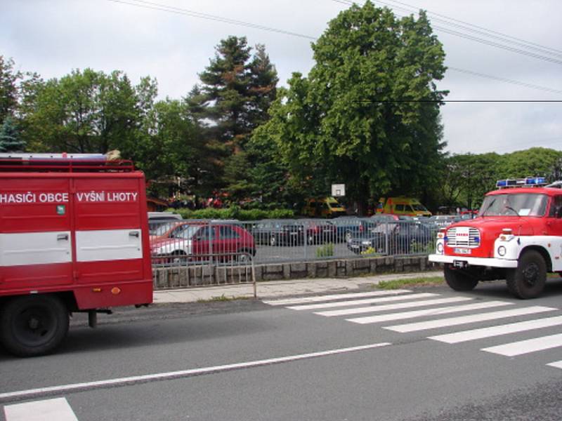 Cvičení hasičů motivované explozí kotelny v raškovické základní škole. 