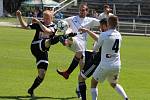 Valcíři (v bílém) se s domácími fanoušky rozloučili vysokou porážkou, když nestačili na Znojmo 0:3.