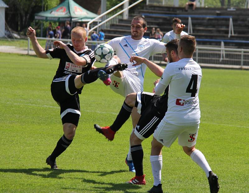 Valcíři (v bílém) se s domácími fanoušky rozloučili vysokou porážkou, když nestačili na Znojmo 0:3.