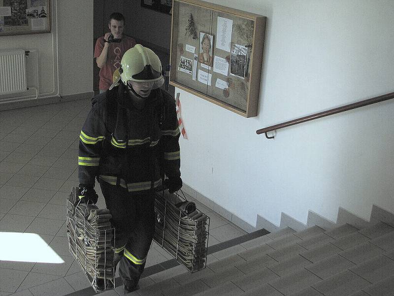 V Hnojníku se v sobotu sešli dobrovolní hasiči z regionu, aby si to rozdali v jednotlivcích. Na hasiče čekal běh s plněním úkolů.