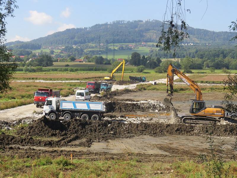 Po dně přehrady Olešné jezdí bagry a postupně ukusují sedimenty, které se tam za více než 50 let usadily.