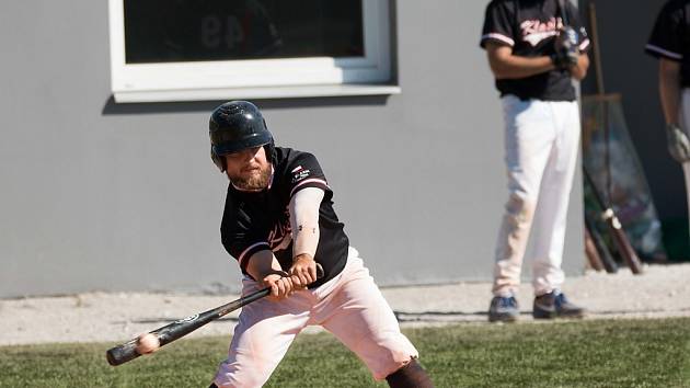 Baseballista domácího Klasiku Ondřej Gurník ve snaze trefit míč v zápase 1. ligy mezi Frýdkem-Místkem a Blanskem. 