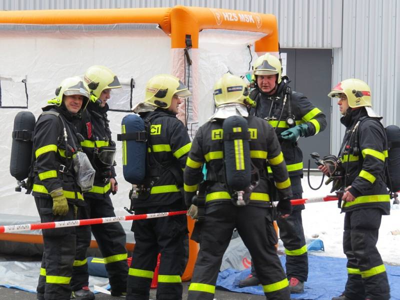 Několik desítek hasičů, policistů a zdravotníků se v úterý 31. ledna před polednem zapojilo do velkého cvičení, které simulovalo únik toxického čpavku se zraněním ze strojovny haly Polárka ve Frýdku-Místku. 