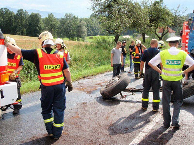  Dopravní nehoda mazdy a liazky u Vojkovic s vyproštěním řidiče a odtažením liazky.