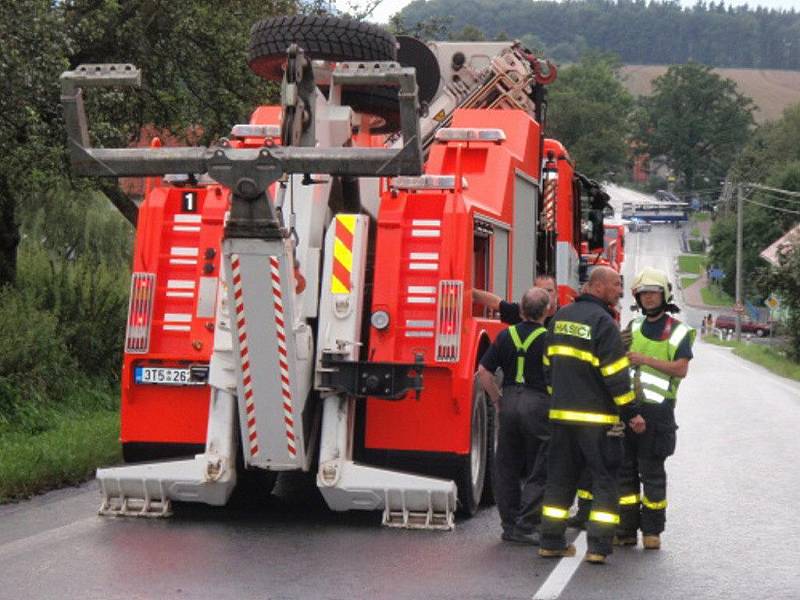  Dopravní nehoda mazdy a liazky u Vojkovic s vyproštěním řidiče a odtažením liazky.