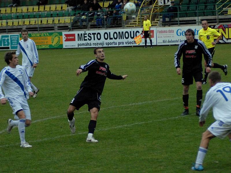 Fotbalisté 1. HFK Olomouc (v černém) remizovali na domácím hřišti s Frýdkem-Místkem 1:1.