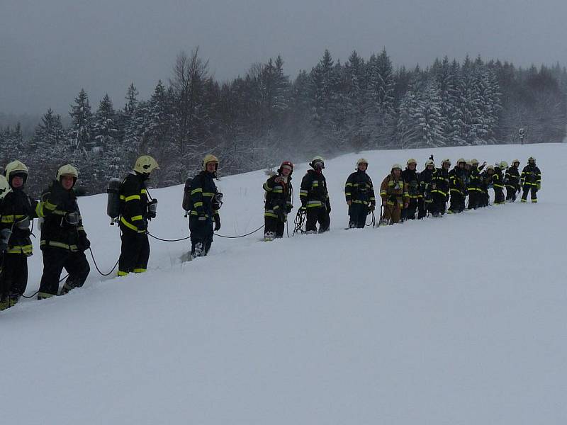 Kamenitý Fire Expedition 2012. Zhruba dvacítka mužů se v minulých dnech postarala o historicky první dobytí beskydského vrcholu Kamenitý s aktivovaným dýchacím přístrojem. Trasa s převýšením 277 metrů měřila téměř 1,9 kilometru. 