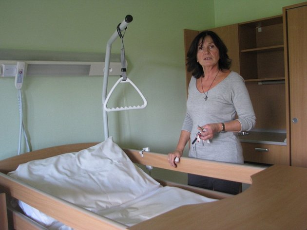 Zástupkyně ředitele a vedoucí sociálního úseku frýdecko-místeckého hospice Helena Adamusová ukazuje, jak mají vybavené pokoje. 