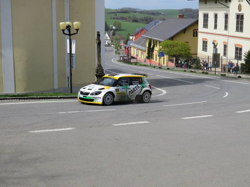 Valašská rally přichystala lidem z Hukvald a okolí zajímavou podívanou. 