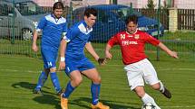 Fotbalisté Lučiny (v červeném) nestačili na svém trávníku na tým z Jablunkova 0:2. 