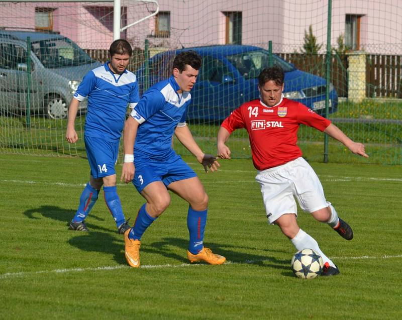 Fotbalisté Lučiny (v červeném) nestačili na svém trávníku na tým z Jablunkova 0:2. 