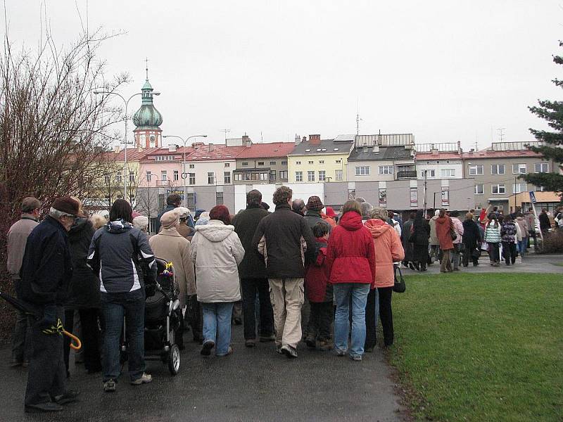 Velký pátek, který je v křesťanském kalendáři pátkem před Velikonocemi, jenž symbolizuje smrt Ježíše Krista na kříži, si věřící připomenuli i ve Frýdku-Místku.