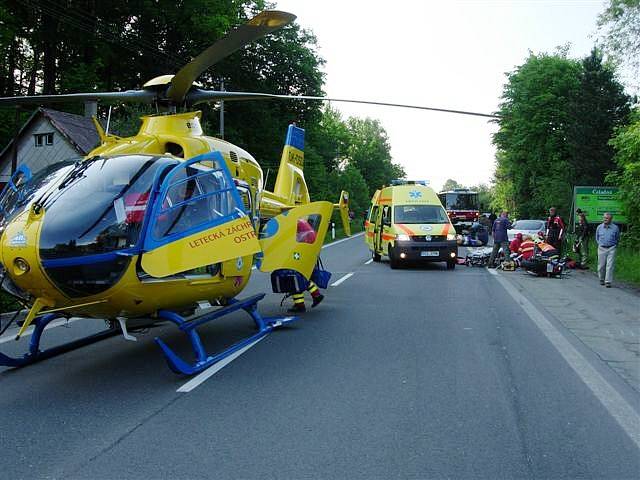 V neděli před sedmnáctou hodinou zasahovali záchranáři v Nové Dědině u Frýdlantu nad Ostravicí. Došlo zde ke srážce dvou motorek.