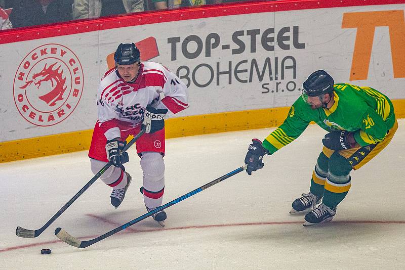 Exhibiční utkání legend v repríze finále z roku 1998 mezi HC Železárny Třinec - Petra Vsetín, 8. listopadu 2019 v Třinci. Zleva Petr Folta a Tomáš Jakeš.