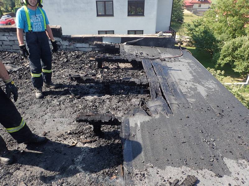 Zásah hasičů u požáru střechy rodinného domu poblíž Žermanické přehrady.