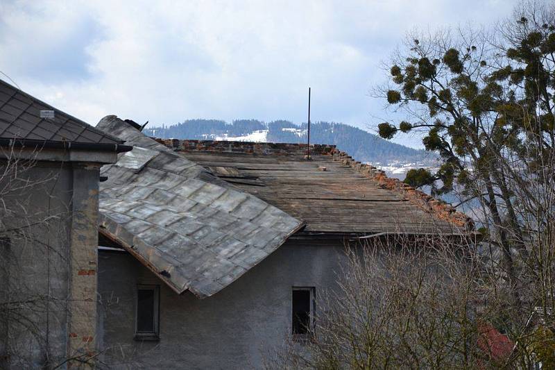 Zničená střecha kapličky pod Vitališovem.