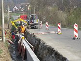 Sanační práce na silnici mezi Žermanicemi a Lučinou začaly v druhé polovině března, trvat by měly až do srpna. Dělníci zajistí pravý břeh rigolu směrem ke komunikaci betonovou kotvenou zídkou. Kvůli stavbě je část silnice uzavřena. 