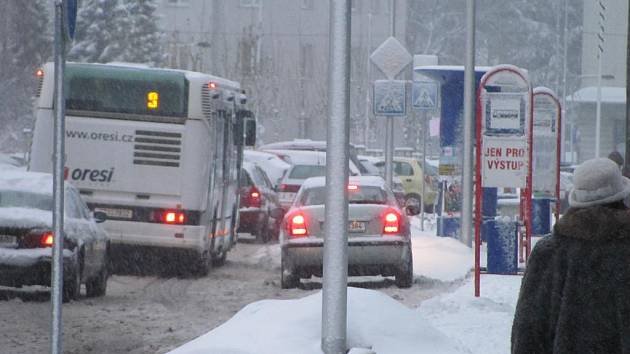 Autobusová zastávka u místecké polikliniky. Ilustrační foto.