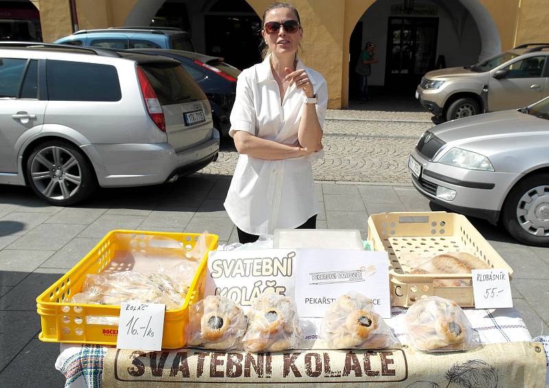 Beskydské farmářské trhy na místeckém náměstí byly letošní první, následovat bude třináct čtvrtečních a čtyři sobotní.