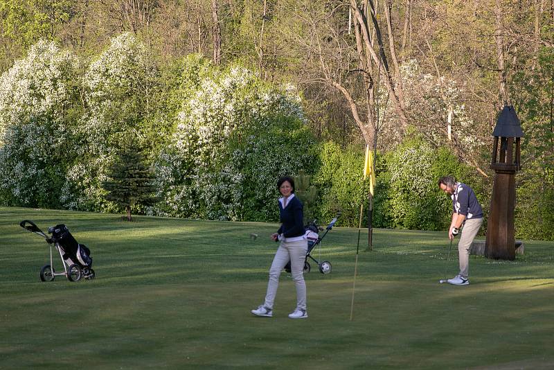 Golfovému hřišti v Hukvaldech často říkají malý Karlštejn.