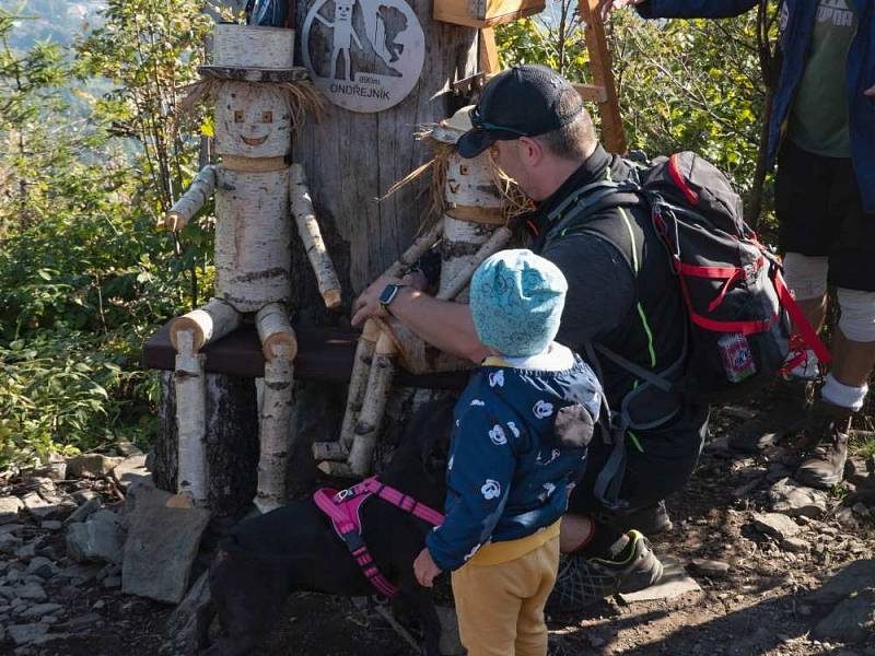 Ondru seniora na vrcholu beskydské hory Ondřejník nahradil jeho stejnojmenný nástupce s manželkou.