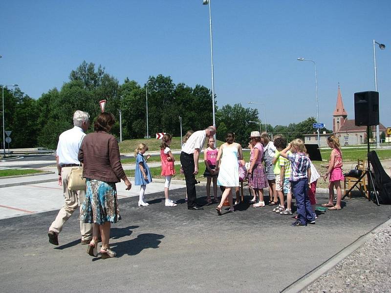 Okružní křižovatka se v pondělí 17. června otevřela v Třanovicích.