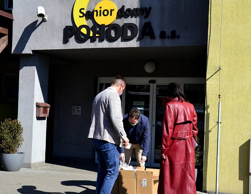 Klienti třineckých domovů pro seniory dostali velikonoční nadílku v podobě vitamínů. Foto: archiv města Třince