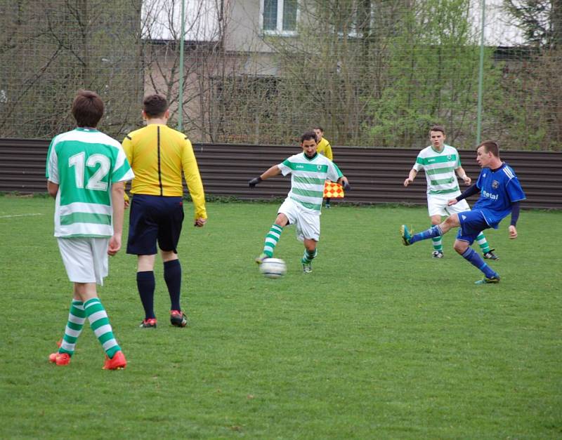 Fotbalisté Dobratic (modré dresy) nakonec na domácím trávníku s Čeladnou remizovali 3:3, když vyrovnávací branku inkasovali v poslední minutě. 