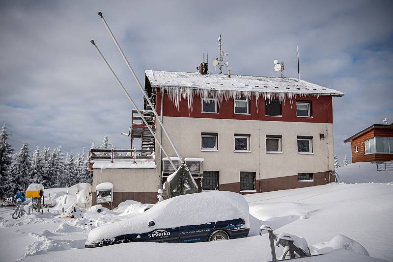 Turistická chata Severka a panorama Beskyd, 15. ledna 2021 v Dolní Lomné.