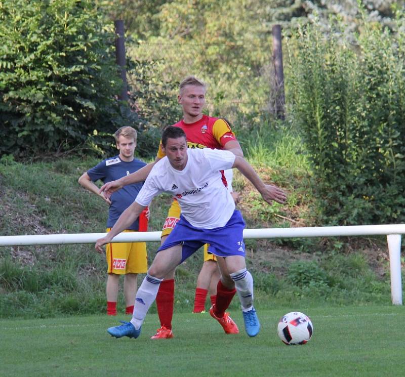 Díky hlavičce Lukáše Myšinského dokázali divizní fotbalisté Frýdlantu (červeno-žluté dresy) zvítězit nad Pustou Polomí těsně 1:0. 