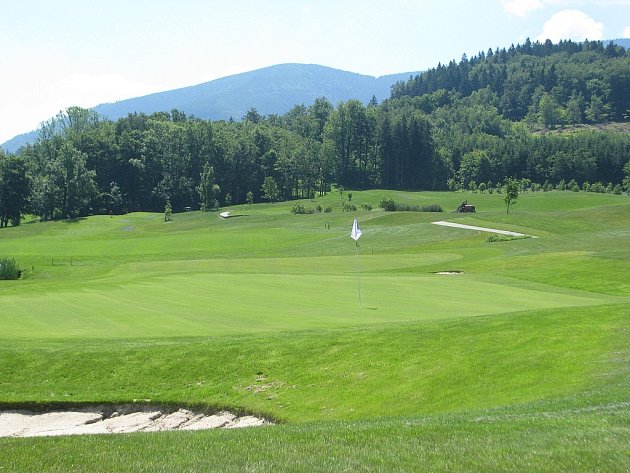 Ostravický golfový areál zahajuje provoz velkého sportovního klubu, jehož vybudování přišlo na zhruba šedesát milionů korun. Klub je otevřen pro širokou veřejnost, tedy nejen pro hráče golfu.
