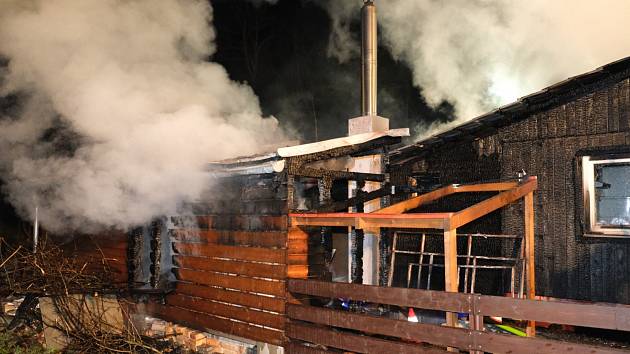 Požár dřevěné chaty v Beskydech, v obci Ostravice, v noci z neděle na pondělí.