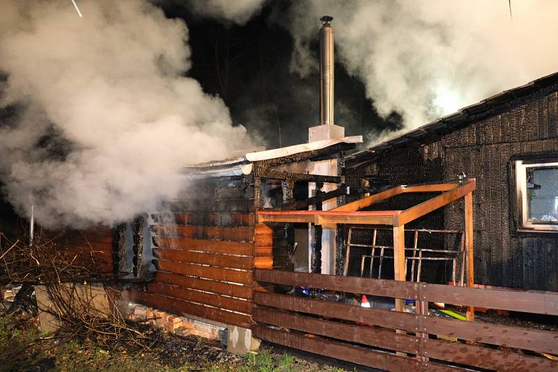 Požár dřevěné chaty v Beskydech, v obci Ostravice, v noci z neděle na pondělí.