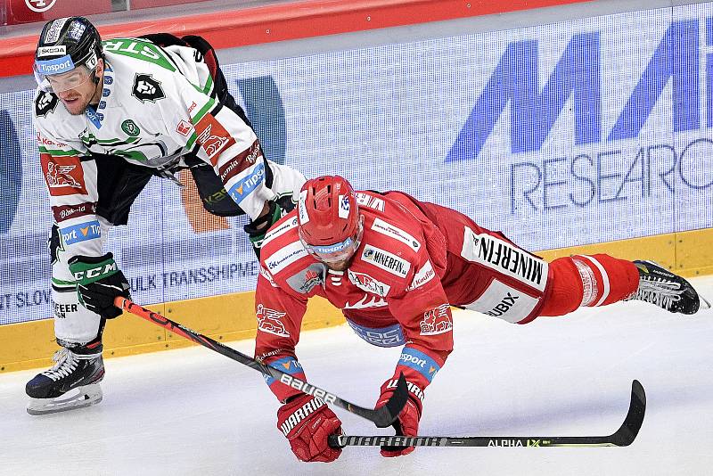 Semifinále play off hokejové Tipsport extraligy - 5. zápas: HC Oceláři Třinec - BK Mladá Boleslav, 11. dubna 2021 v Třinci. (Zleva) Jakub Strnad z Mladé Boleslavi a Petr Vrána z Třince.