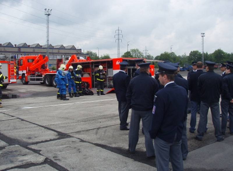 Úterní ukázkové cvičení hasičů-specialistů na chemii pro dvě desítky vybraných celníků z celého Moravskoslezského kraje.