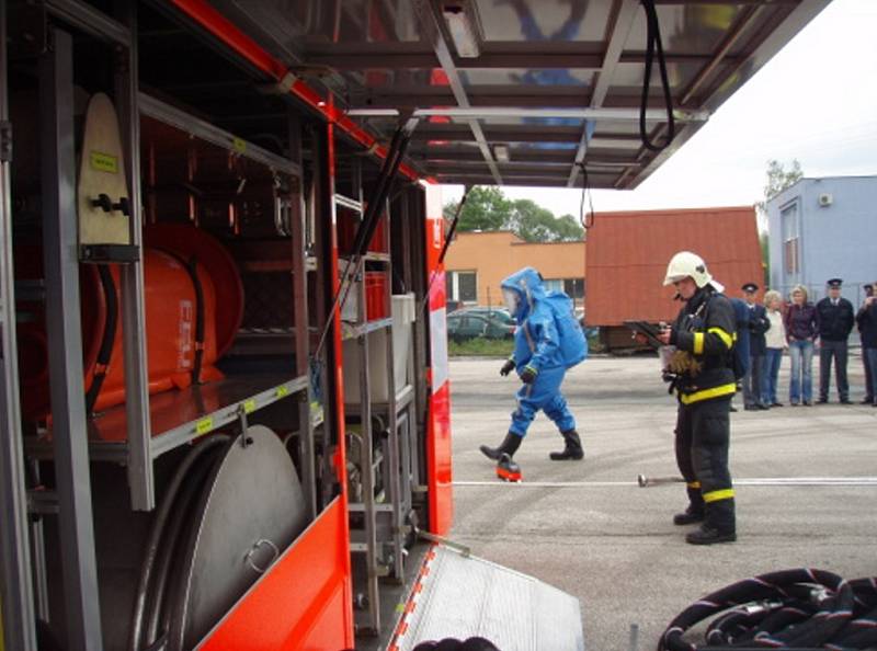 Ukázkové cvičení hasičů-specialistů na chemii pro dvě desítky vybraných celníků z celého Moravskoslezského kraje.